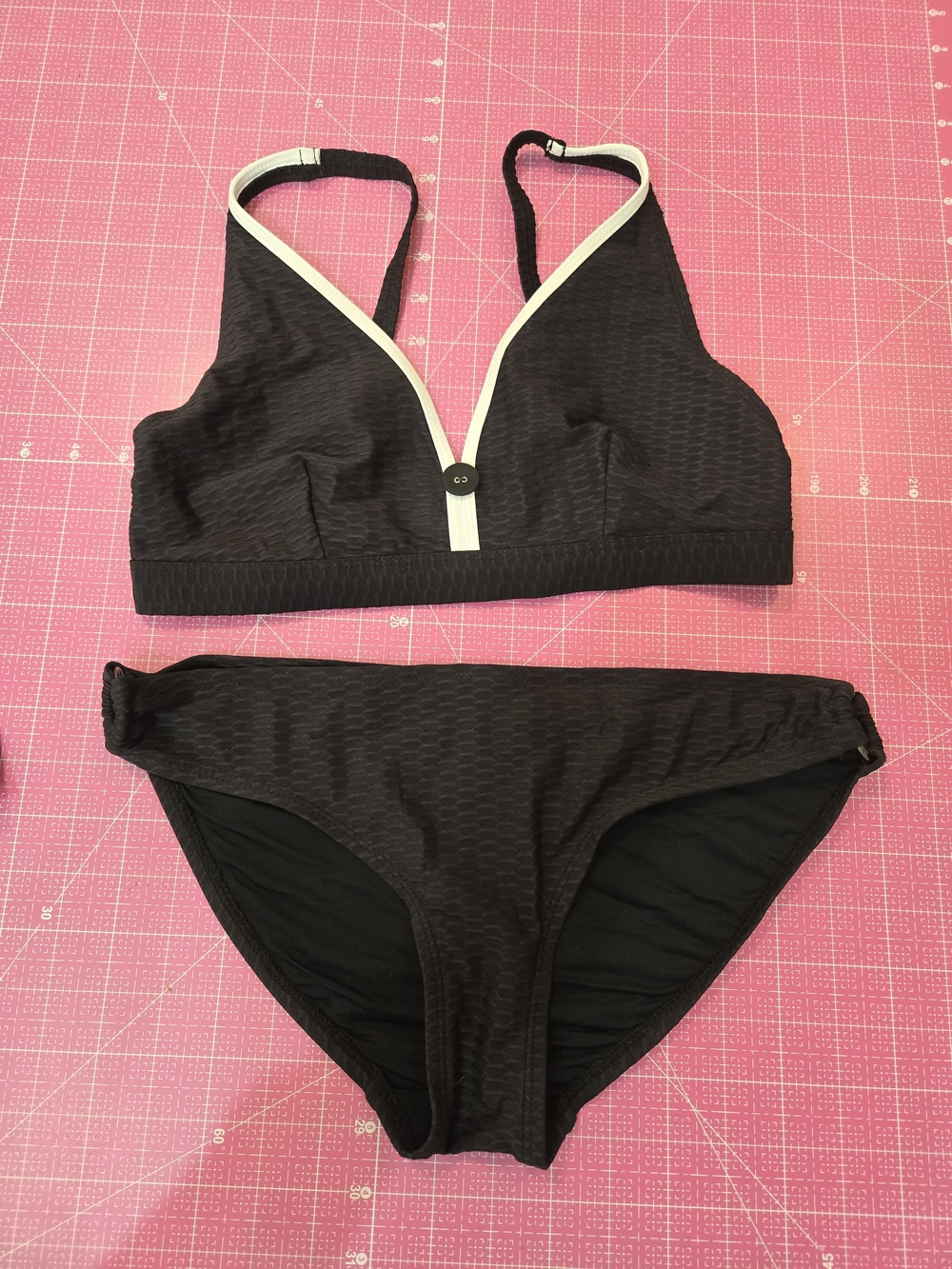 Source Unknown Black Bikini Set with White Trim Top Size C